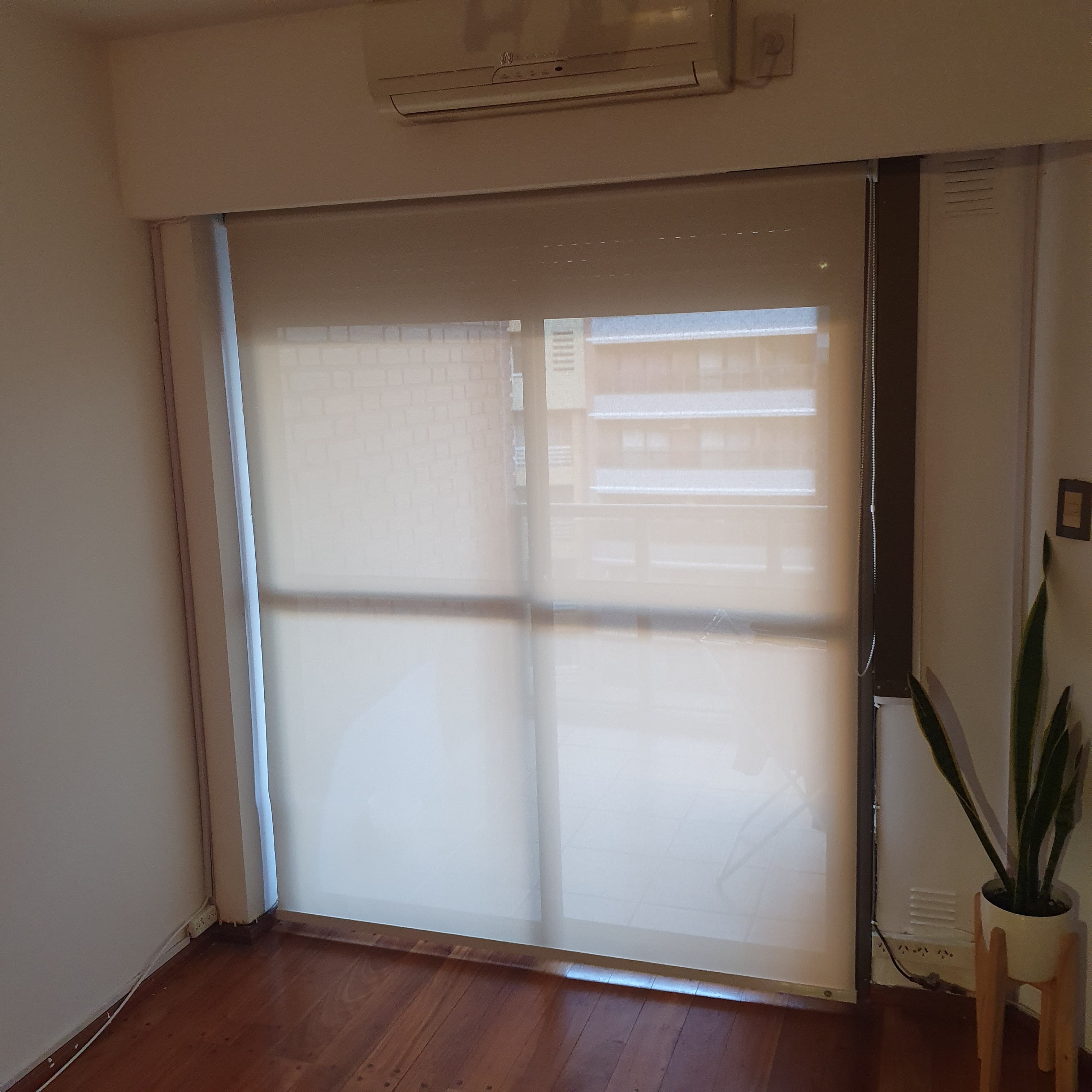 Instalación de cortina roller sunscreen por Vorhang Cortinas