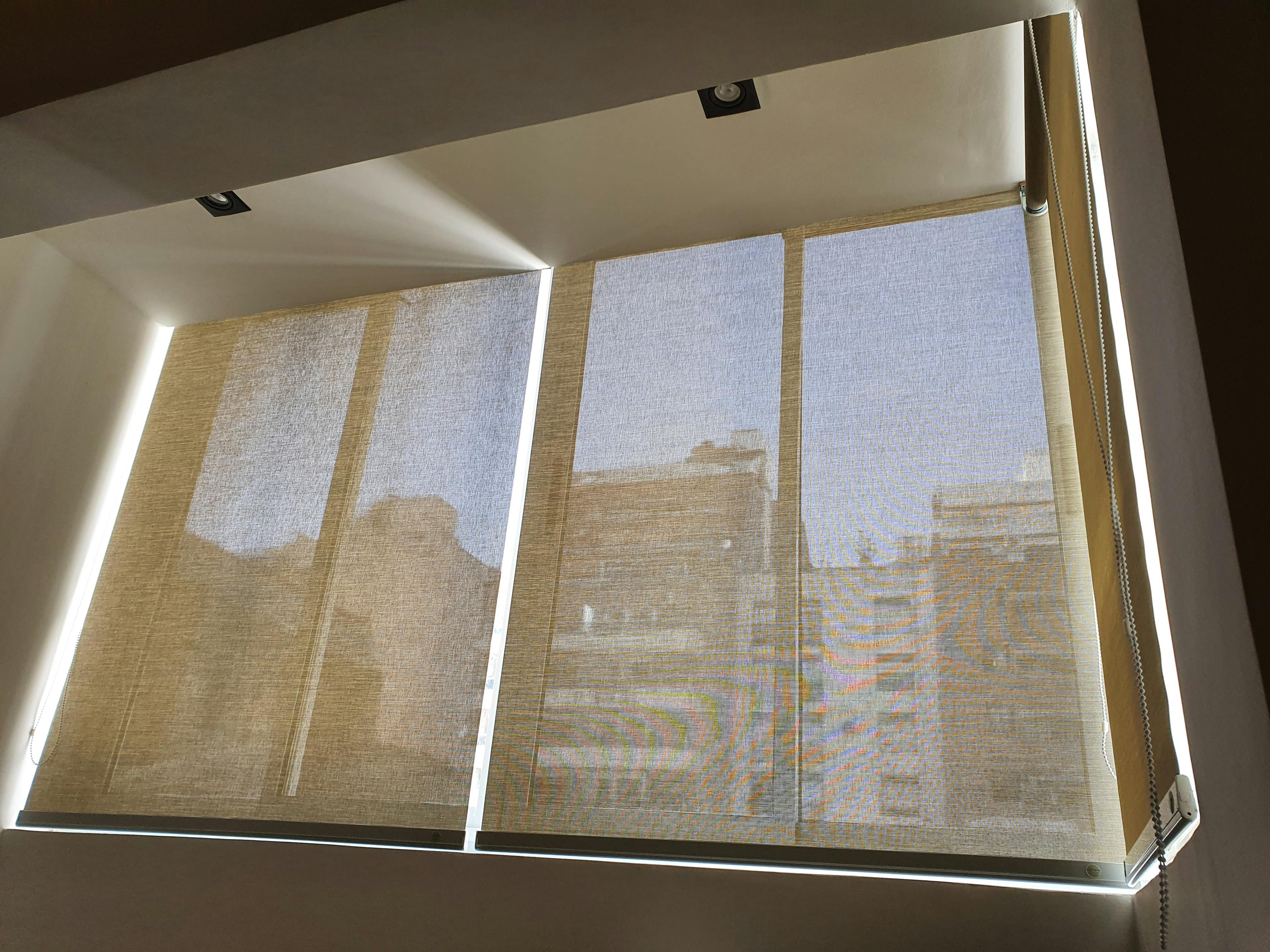 Instalación de cortina roller sunscreen por Vorhang Cortinas